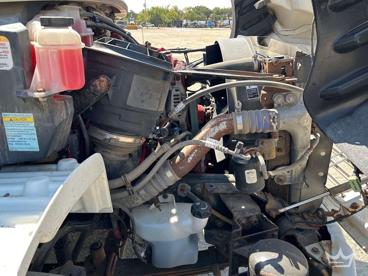 2016-freightliner-m2-106-image-9