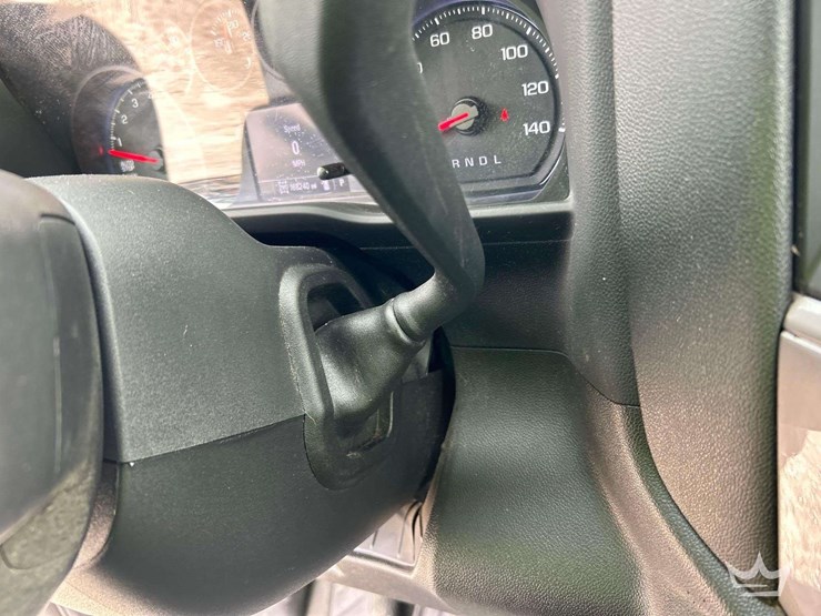 2022-chevrolet-silverado-1500-4x4-crew-cab-pickup-truck-image-17