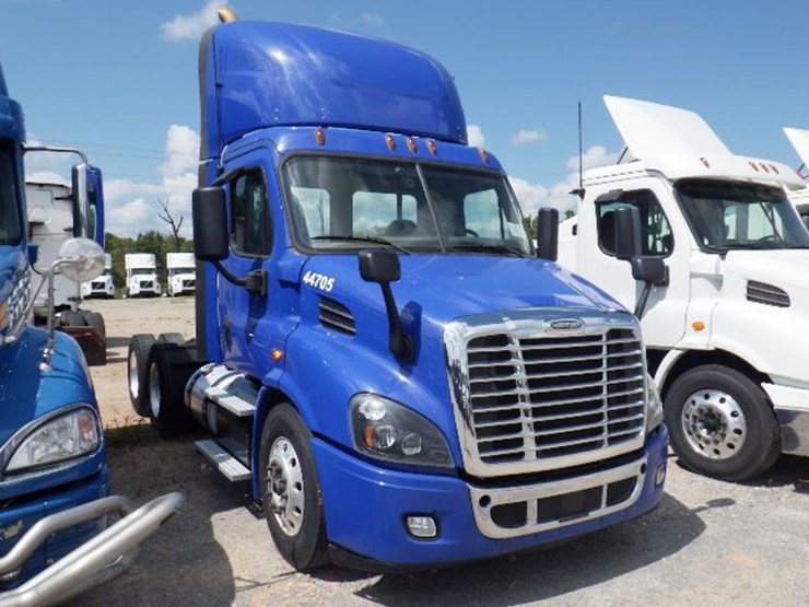 2019-freightliner-cascadia-113-image-3