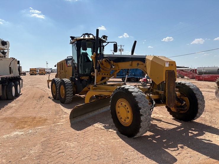 caterpillar-140m2-awd-image-3
