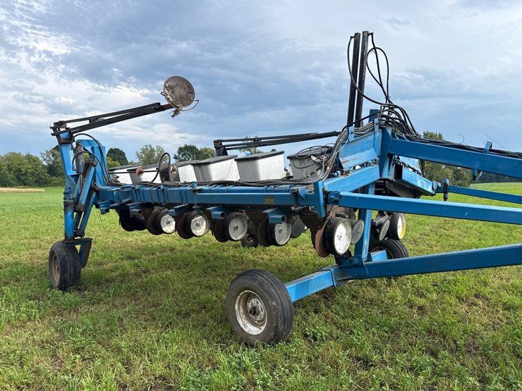 #755-•-kinze-12-row-planter-image-5