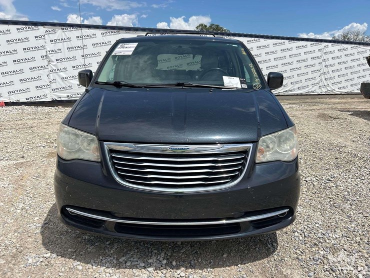 2014-chrysler-town-&-country-image-23
