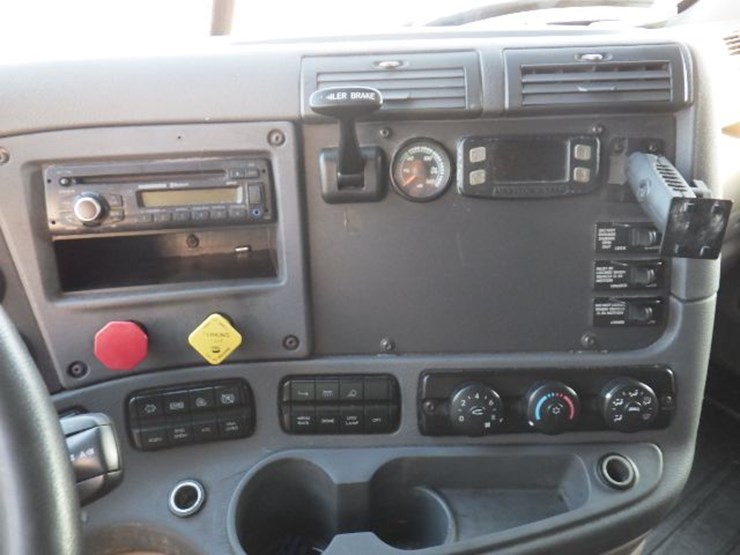 2015-freightliner-cascadia-125-image-24