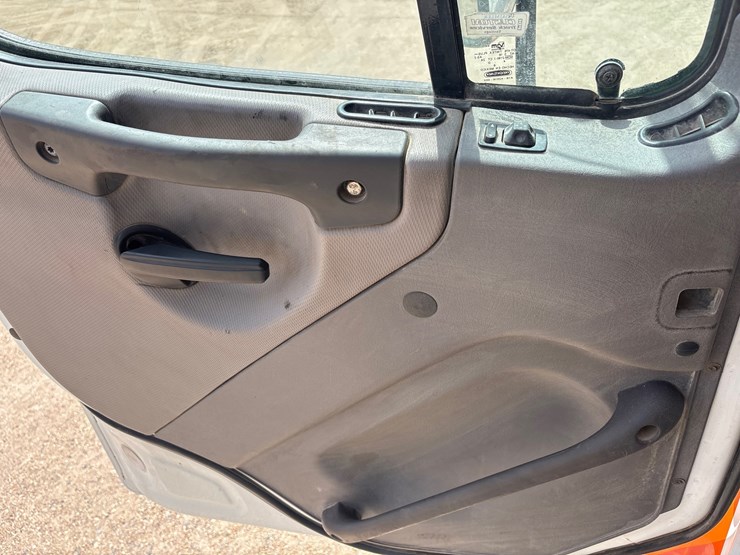 2015-freightliner-108sd-image-17