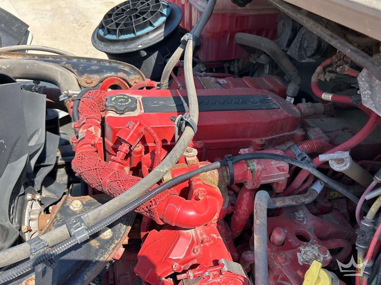2016-freightliner-m2-106-image-8