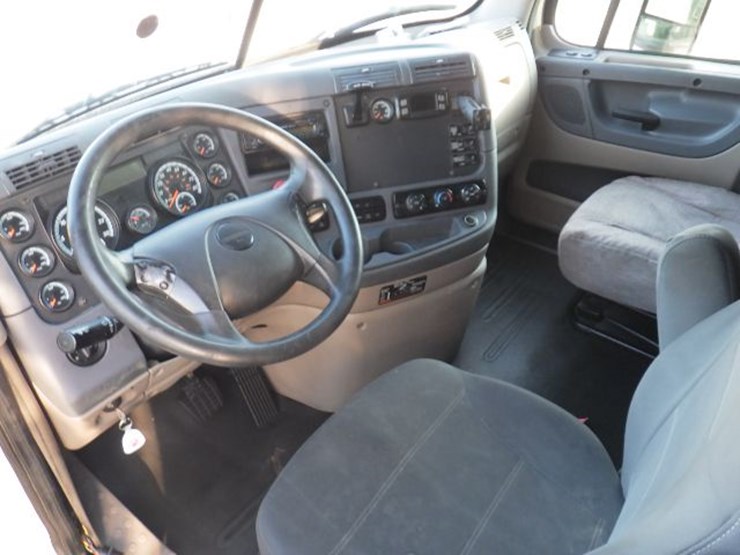 2015-freightliner-cascadia-125-image-22