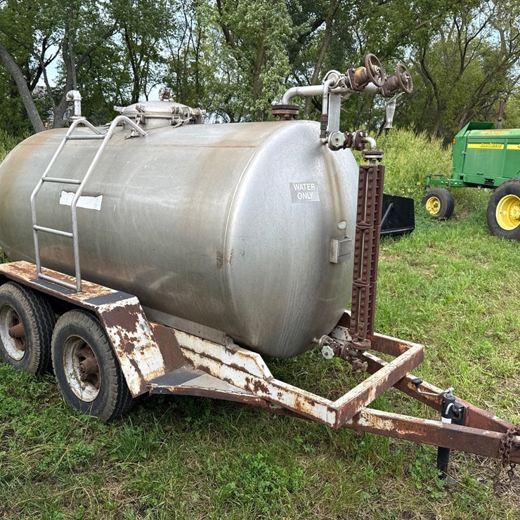 #664 • 500 Gallon Water Tank Trailer