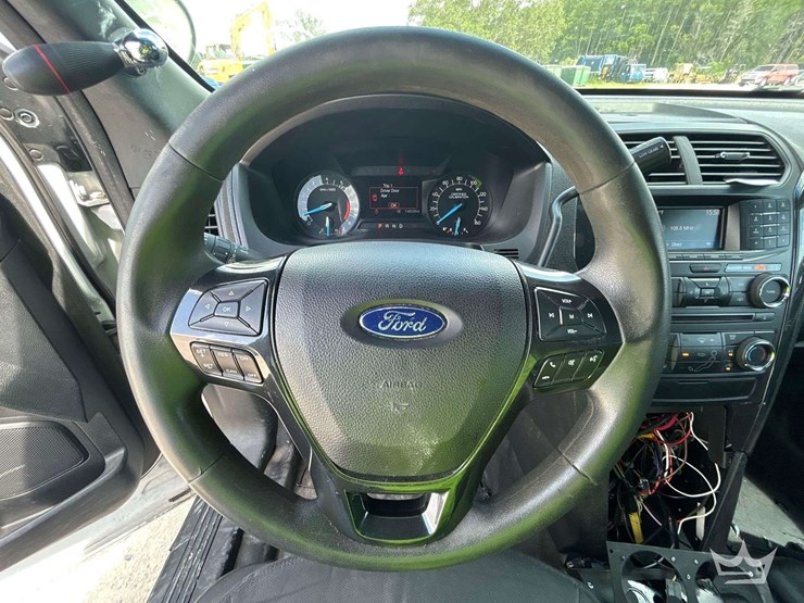 2017-ford-explorer-image-13