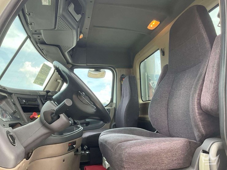 2017-freightliner-cascadia-125-image-23