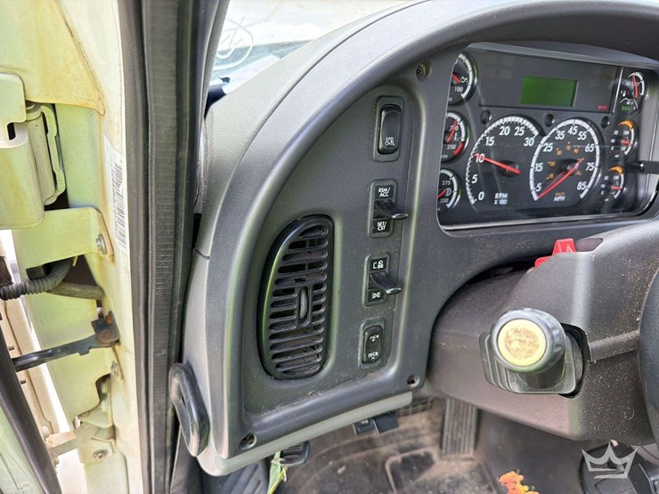 2014-freightliner-m2-106-image-9