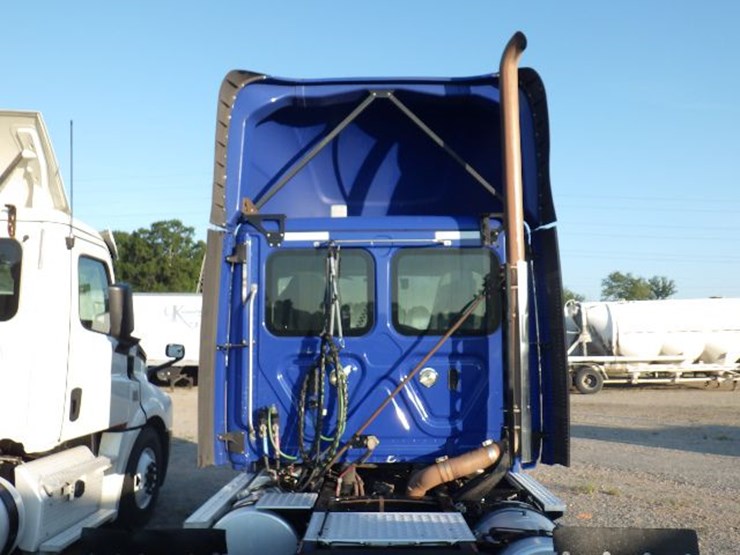 2018-freightliner-cascadia-113-image-10