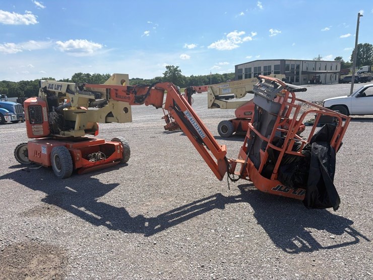 2005-jlg-e400ajp-image-2