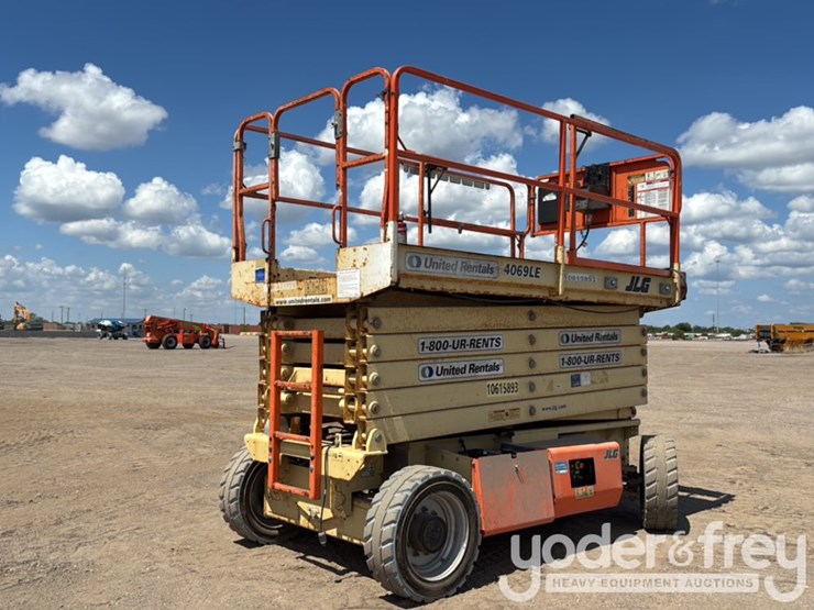 2017-jlg-4069le-image-5