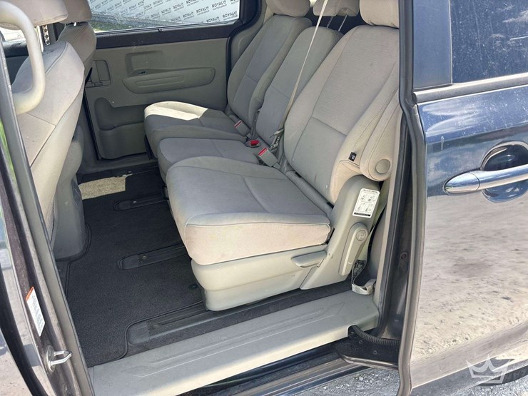 2015-kia-sedona-image-21