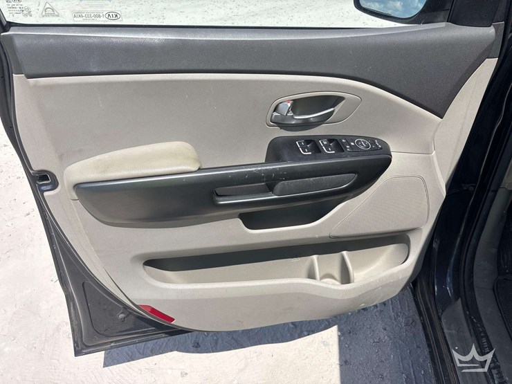 2015-kia-sedona-image-11