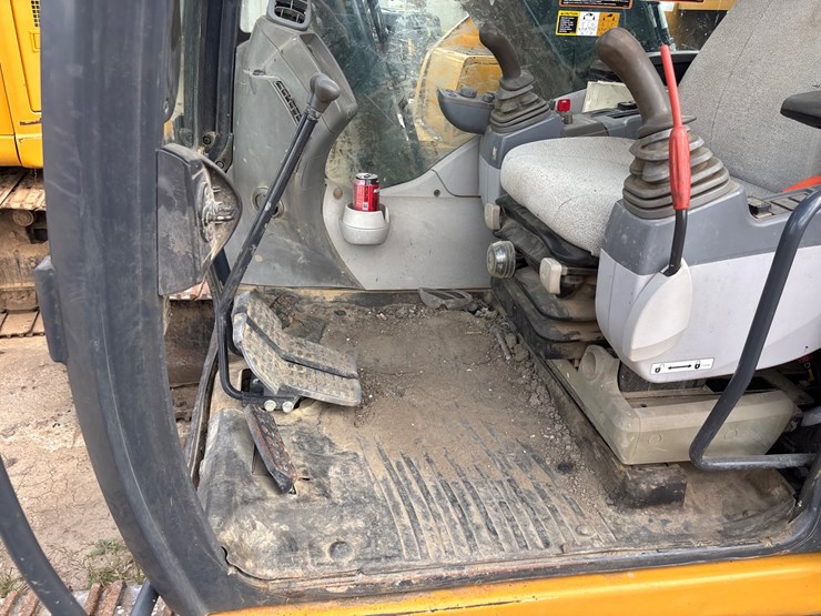 2019-deere-250g-lc-image-23