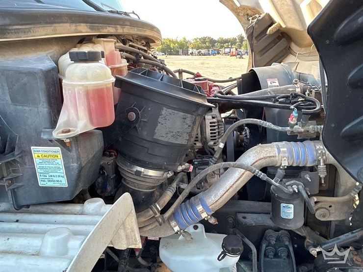 2014-freightliner-m2-106-image-7