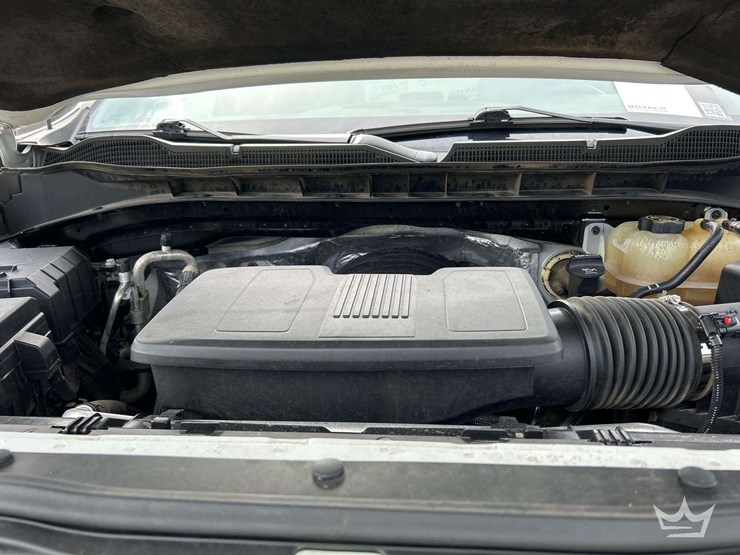 2022-chevrolet-silverado-1500-4x4-crew-cab-pickup-truck-image-10