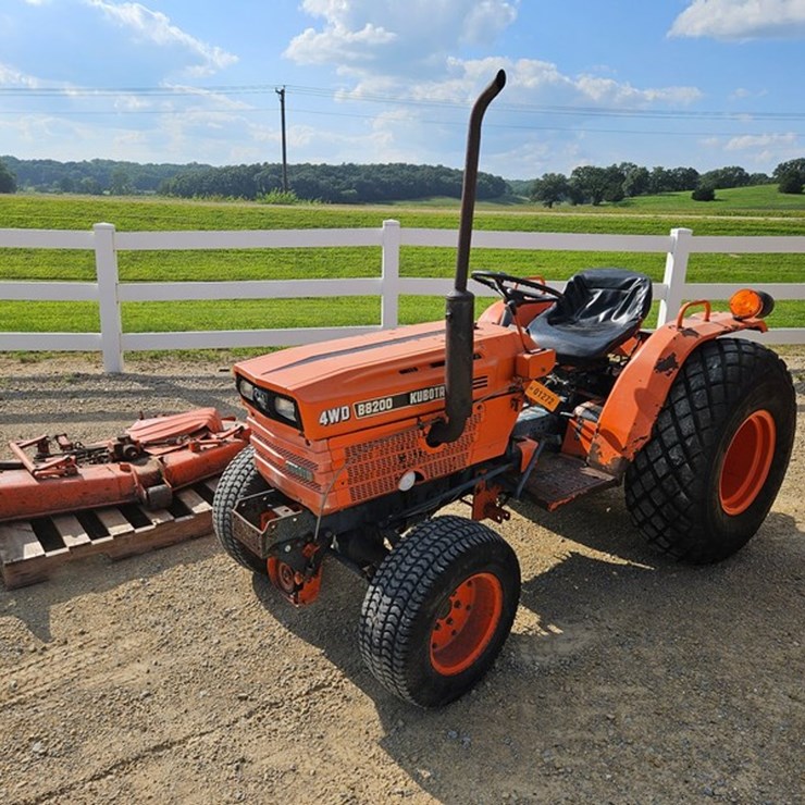 KUBOTA B8200