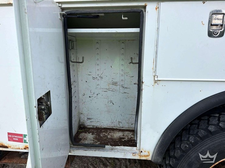 2014-freightliner-m2-106-image-16