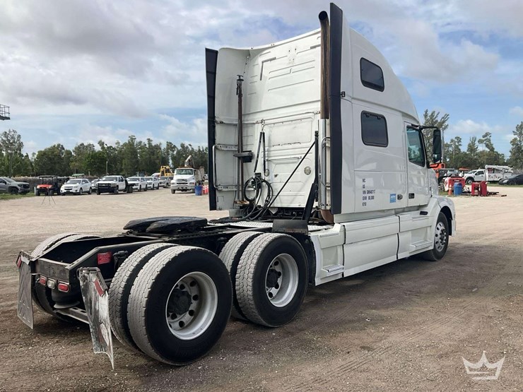 2016-volvo-vnl-t/a-sleeper-cab-truck-tractor-image-3