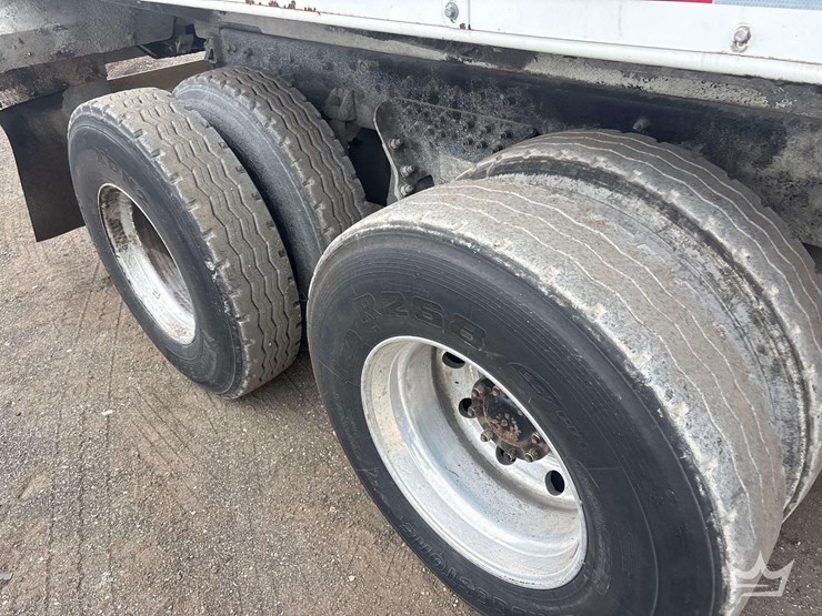 2019-peterbilt-520-image-22