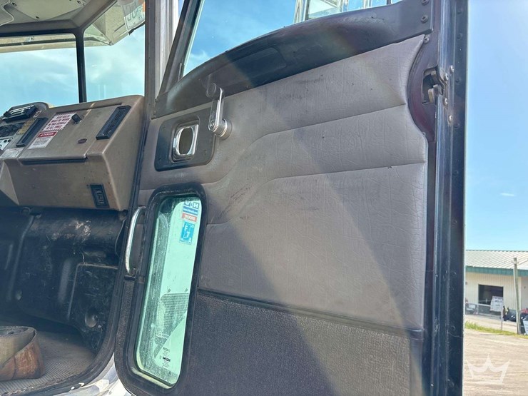 2007-peterbilt-340-image-41