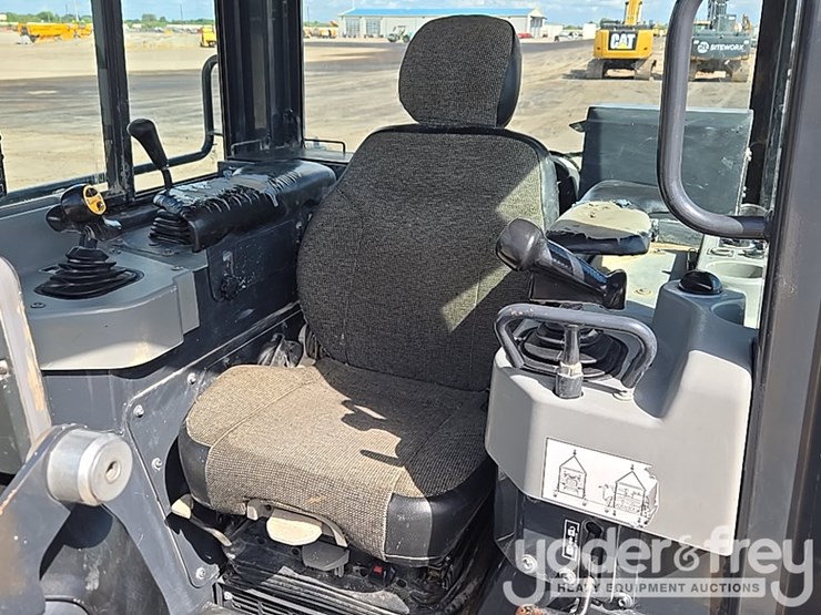 2018-komatsu-d61exi-24-image-53