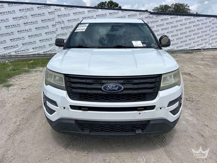 2016-ford-explorer-image-35