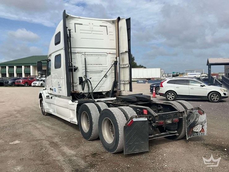 2016-volvo-vnl-t/a-sleeper-cab-truck-tractor-image-4
