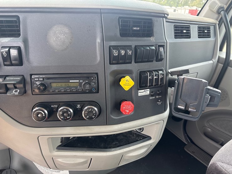 2020-peterbilt-579-image-11