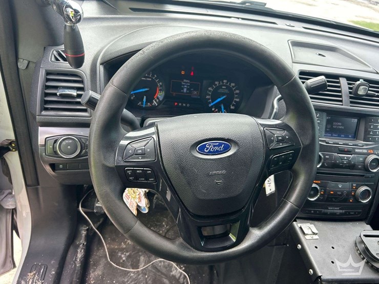 2017-ford-explorer-image-10