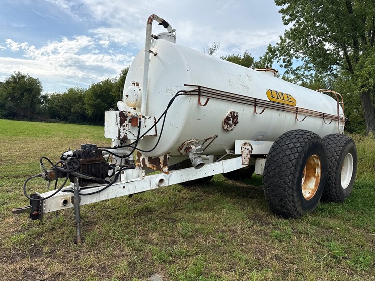 #684-•-5,500-gallon-vacuum-tanker-image-1
