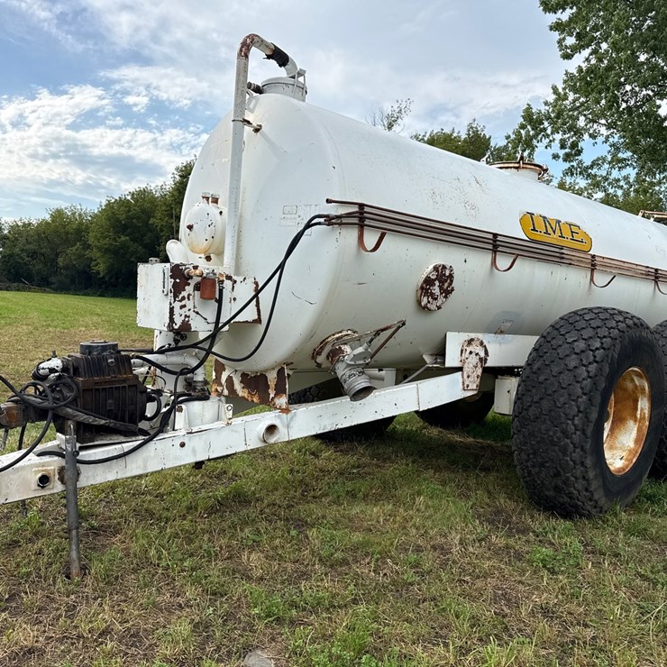#684 • 5,500 Gallon Vacuum Tanker