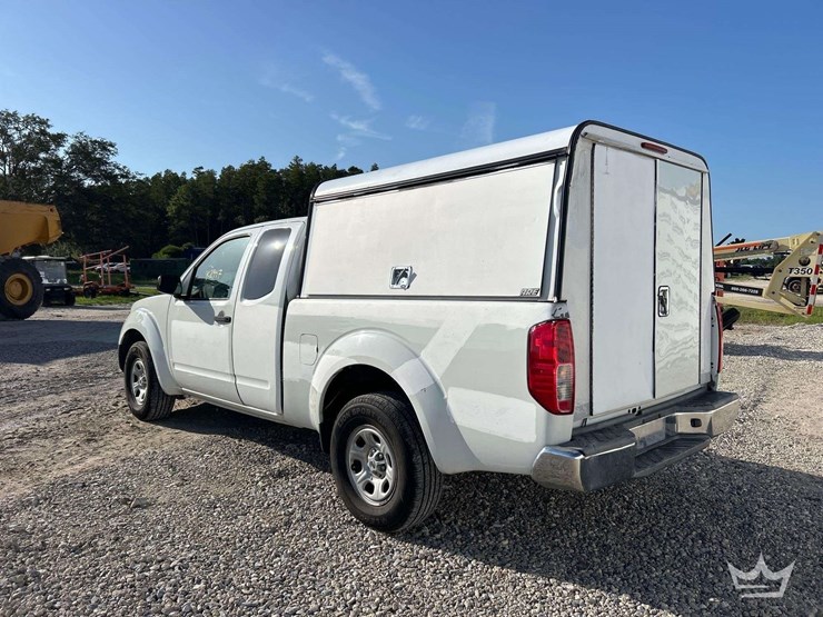2013-nissan-ext-cab-pickup-truck-image-4