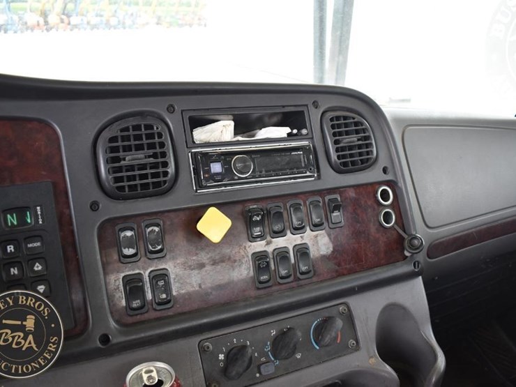 2015-freightliner-business-class-m2-106-image-43