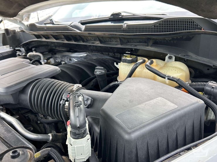 2022-chevrolet-silverado-1500-4x4-crew-cab-pickup-truck-image-11