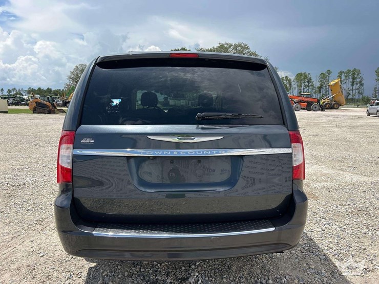 2014-chrysler-town-&-country-image-22