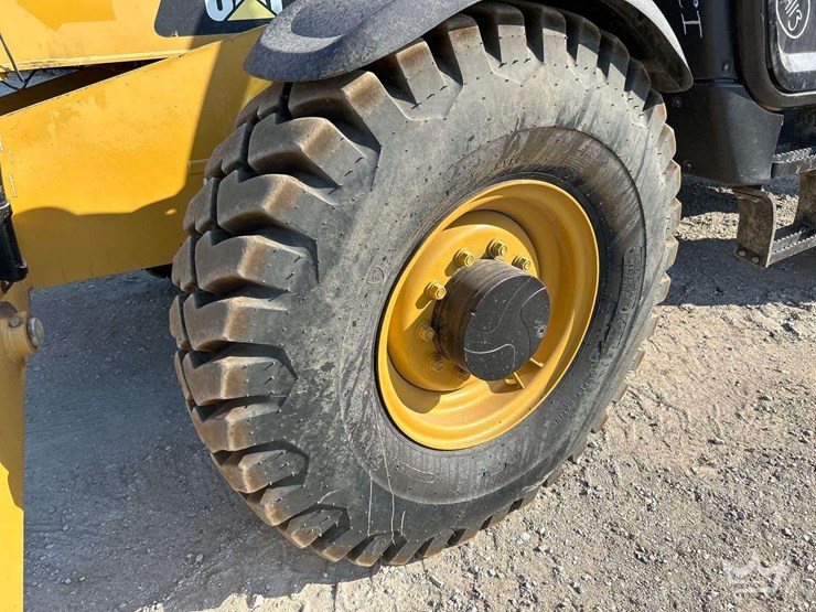 2018-caterpillar-th514d-11,000lb.-4x4-rough-terrain-telehandler-image-24