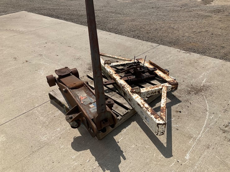 #5056-•-lincoln-10-ton-floor-jack-&-dmi-spring-loaded-pickup-bumper-image-3