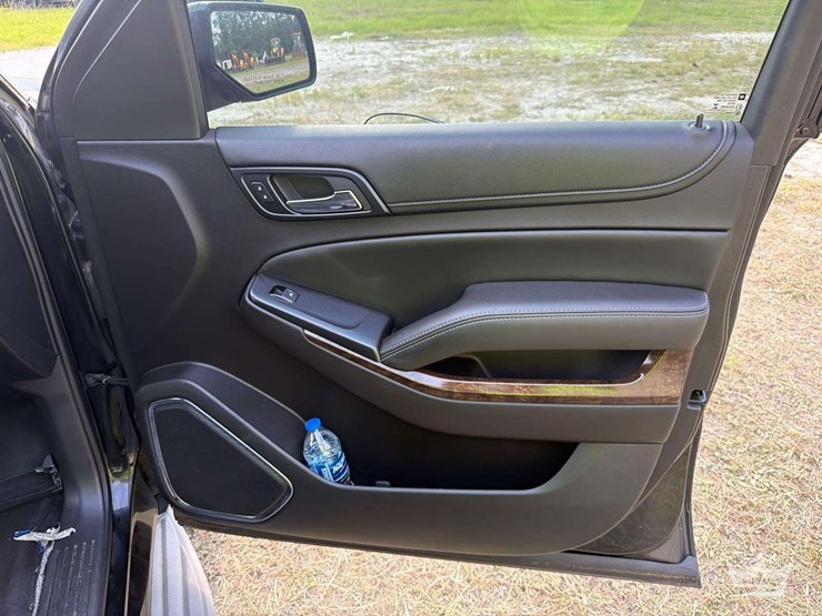 2015-chevrolet-tahoe-image-17