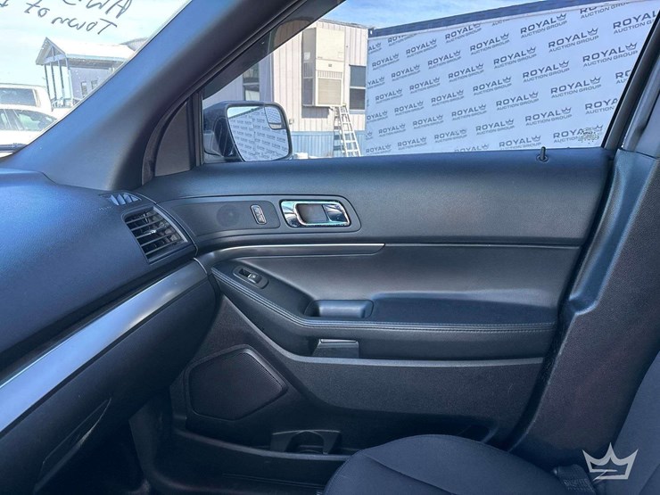 2016-ford-explorer-image-17