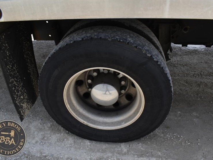 2015-freightliner-business-class-m2-106-image-18
