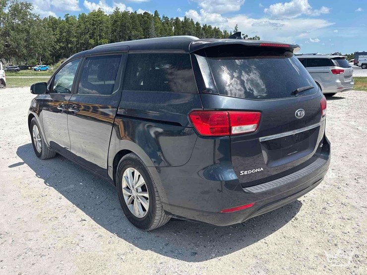 2015-kia-sedona-image-4