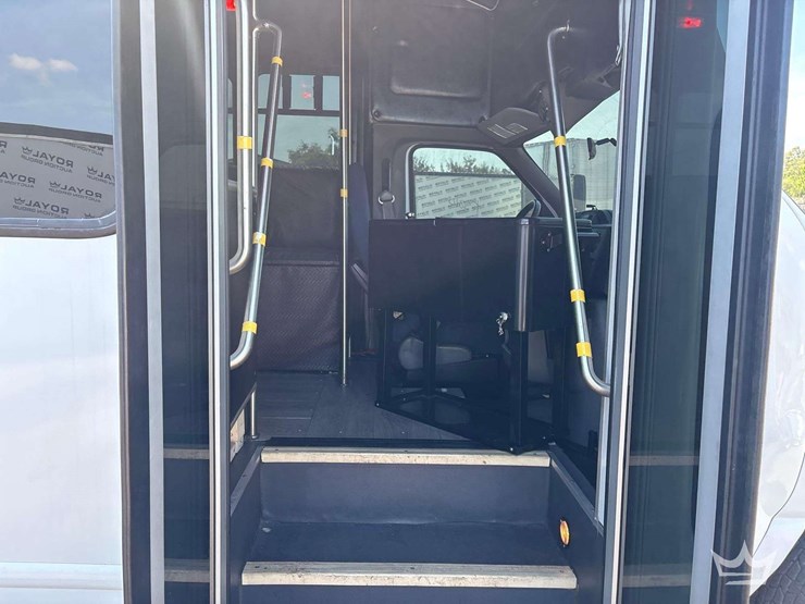 2014-ford-e350-image-18