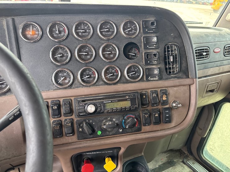2015-peterbilt-389-image-16