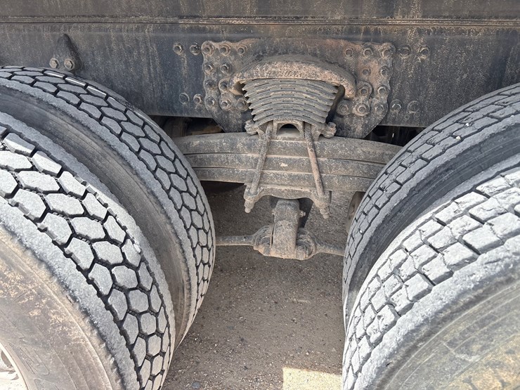 2015-freightliner-108sd-image-8