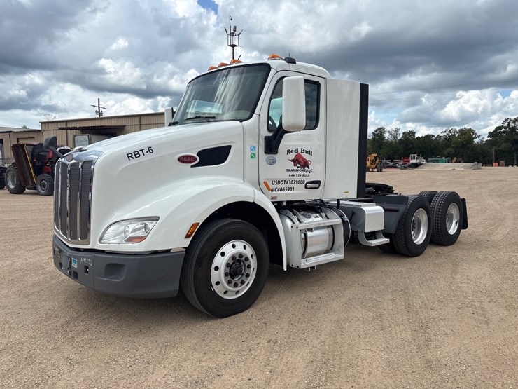 2020-peterbilt-579-image-1