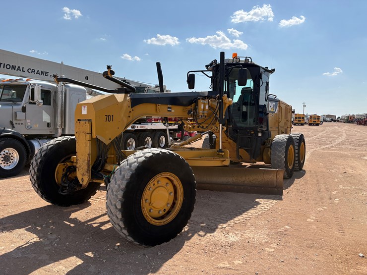 2012-caterpillar-140m2-image-3