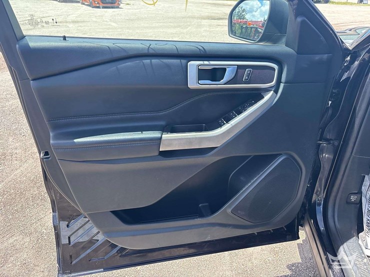 2020-ford-explorer-image-10